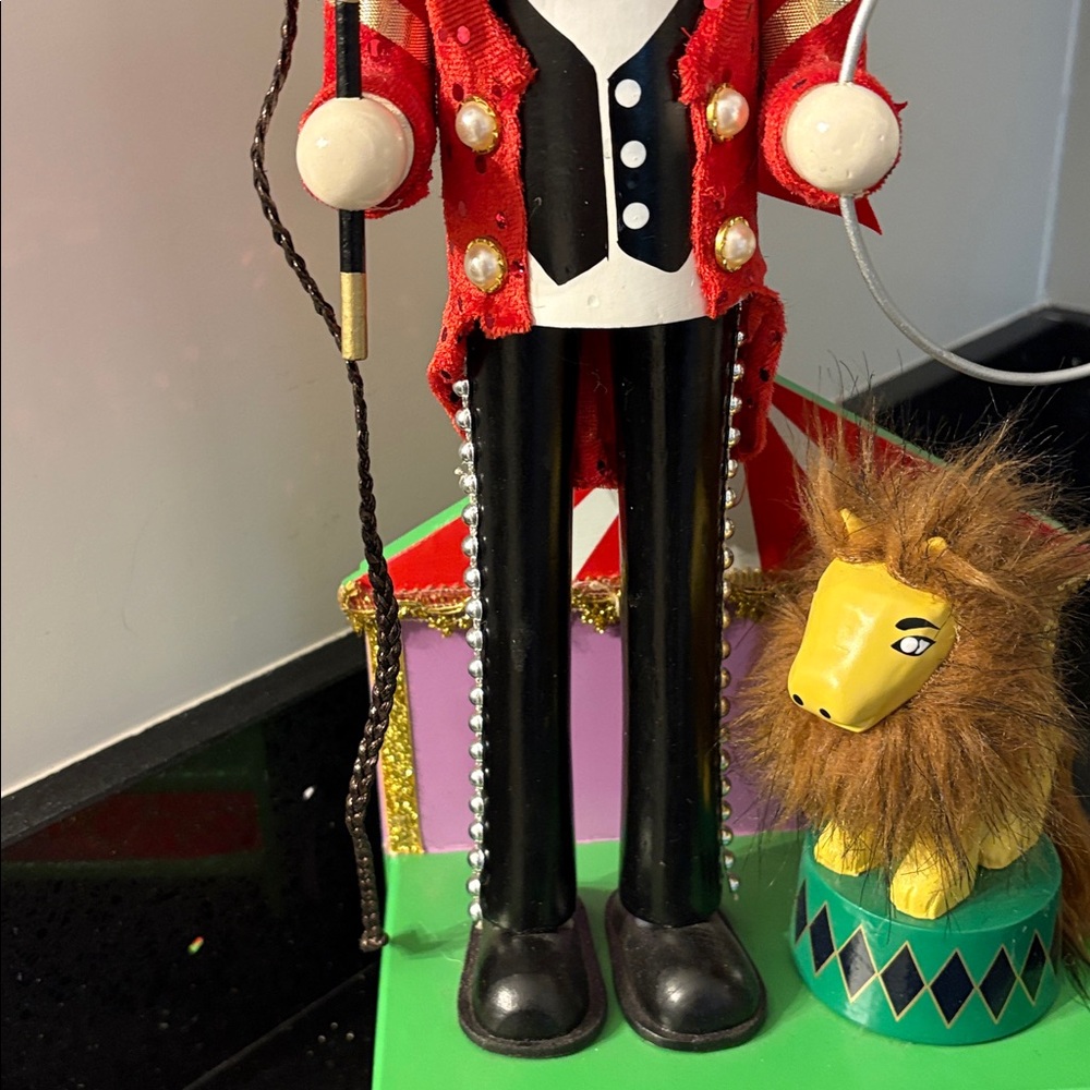 19” Christmas Circus Ringleader Lion Tamer Nutcracker w Lion and Big Top Vintage - Picture 9 of 13